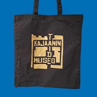 Kajaanin taidemuseon kassi kultaisella logolla